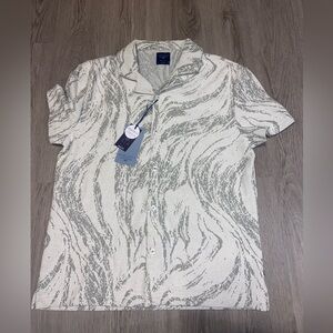 Short-Sleeve Button-Down Shirt in White and Light Gray Wave Print